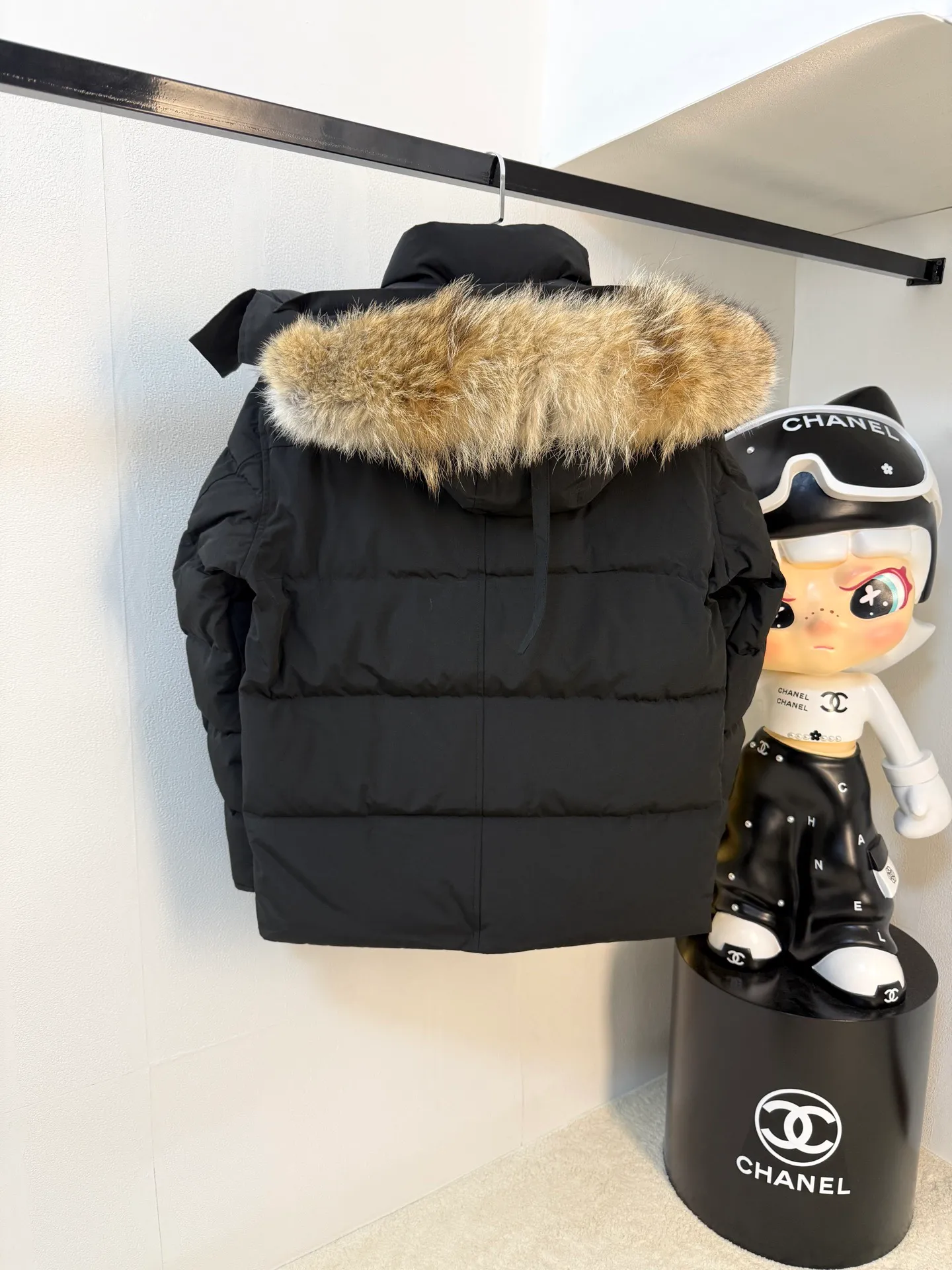P880 CANADA.GOOSE】🇨🇦The top original New Expedition limited edition Parker short model Canada🦢 One of the most popular models of Goose brand in 2024 winter! No more worries about wearing different clothes on the street. Top original analysis. Analysis 1 (wolf hair): It is guaranteed that the fur collars received by all customers are grayer than the genuine ones. Each wolf hair is 43cm long and 16cm wide, all made from wild first-grade gray wolf skins in western Canada! Analysis 2 (Trademark): We use dyed embroidery thread to truly achieve 100% reproduction of the trademark, ensuring that the embroidery thread is exactly the same as ZP, with zero color difference and 100% reproduction of the map letters! (We can guarantee that no one in our industry is more attentive and professional than us!) Analysis 3 (fabric): The new expedition model is made of two fabrics, instead of the old expedition 21-count all-round fabric! The front piece is made of 18-count glue and the back piece (sleeves) is made of pongee fabric! While ensuring the 5-level cold protection index, it also ensures the comfort and fit of the upper body. The fabric is as comfortable as the old Expedition 5-level cold protection index. Analysis 4 (auxiliary materials): The original one-to-one molded landmine buckle/comma buckle/zipper embryo/four-button buckle/, washed label/dyed cuff thread/ The authentic product is not 100% flawless. The authentic product also has velvet running off, and most of the authentic wolf fur is mainly Eastern yellow wolf fur. (Because our wolf skins are all auctioned at the same auction house as the authentic products) There is an auction list to prove it. Note: In order to maximize profits during the production process, some businesses add toxic waste silk, 50% velvet, tactile velvet, etc. to clothes! But on the outside of the clothes, they use good fabrics and match them with good wolf fur. They say it is purchasing agent grade 90 white duck down, or even more exaggeratedly, it is white goose down, to fool the layman! (Please consult the official website. All authentic styles are made of white duck down) Sizes XS-XXL